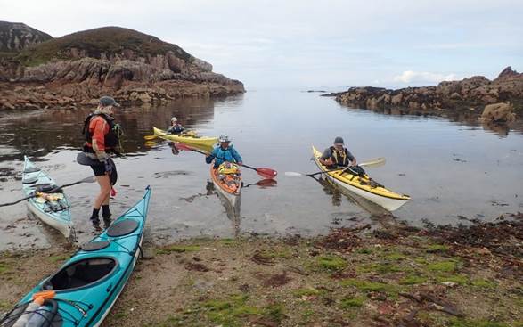 A group of people in kayaks

Description automatically generated with low confidence