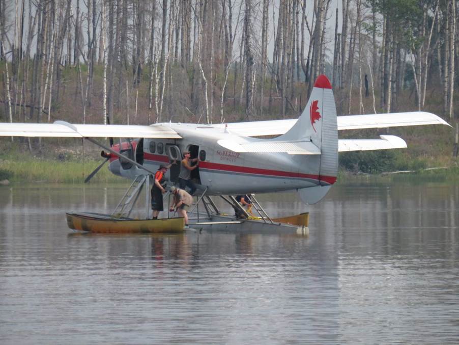 A plane on the water

Description automatically generated