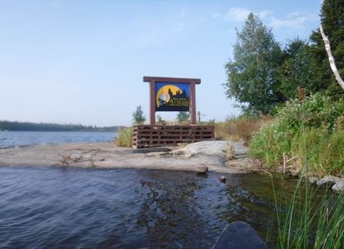 A sign on a beach

Description automatically generated