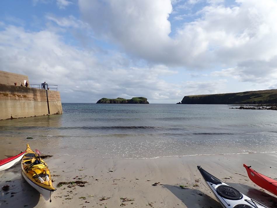 A kayak on a beach

Description automatically generated