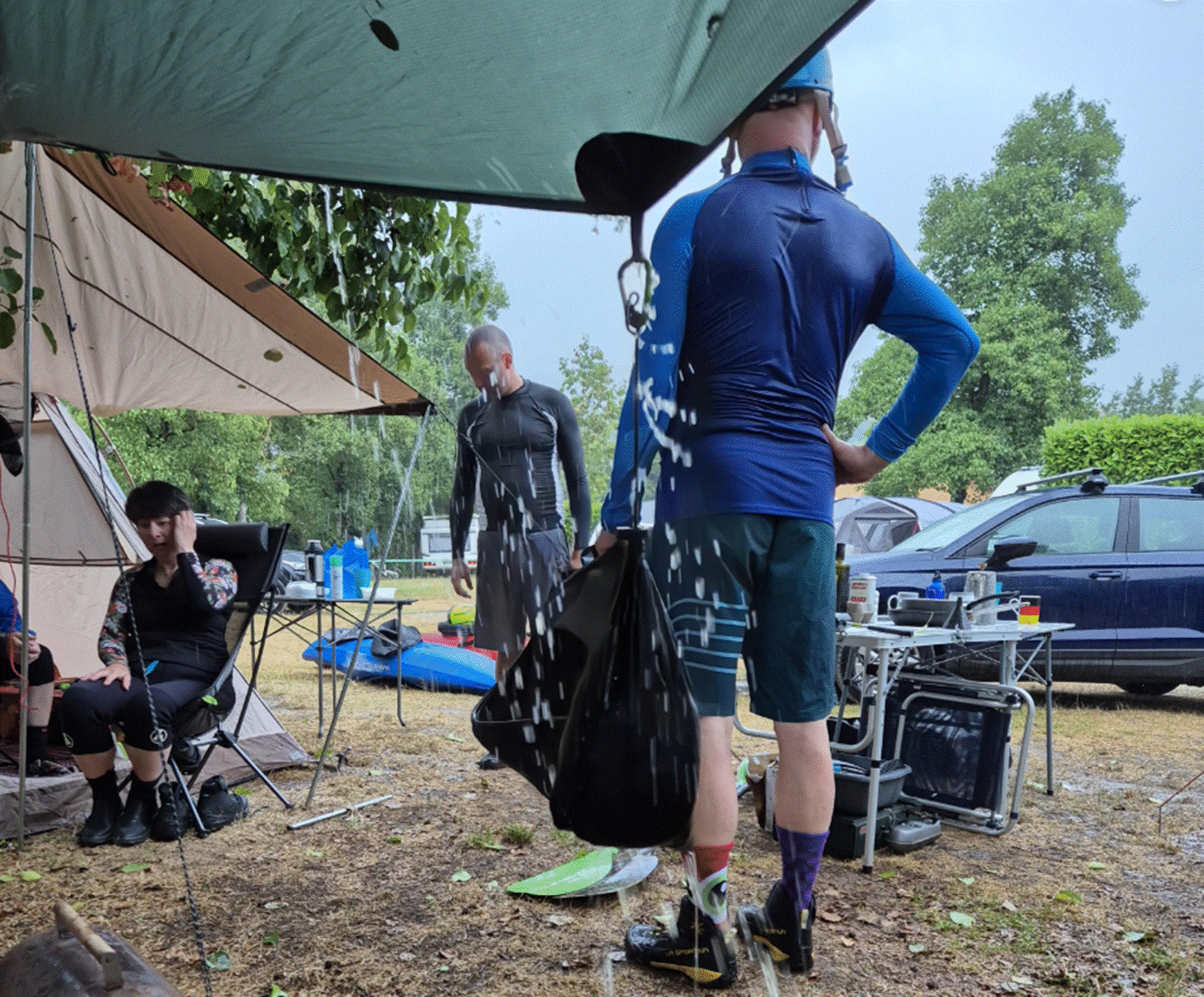 A group of people under a tent

AI-generated content may be incorrect.