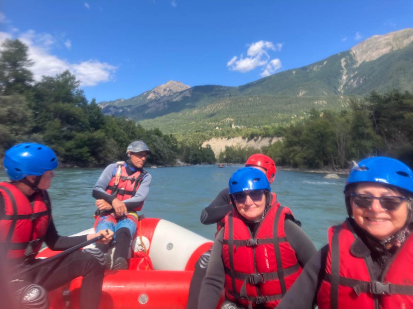 A group of people on a raft

AI-generated content may be incorrect.