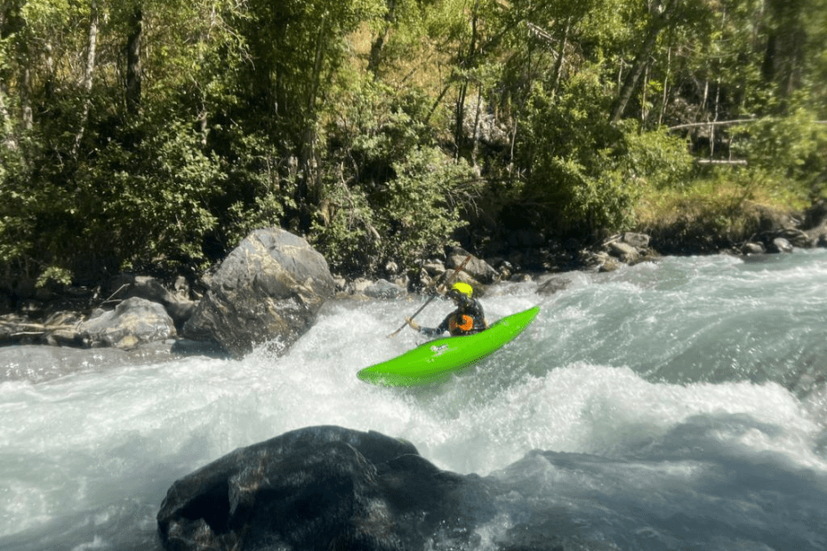 A group of people kayaking in a river Description automatically generated with low confidence
