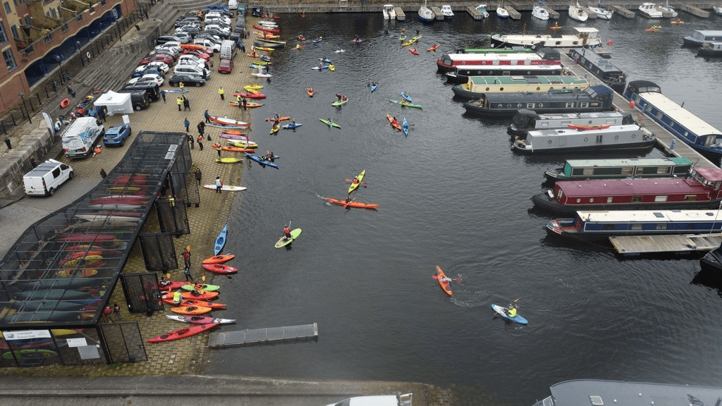 A body of water with boats and people in it

Description automatically generated with low confidence