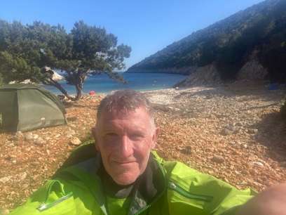 A person taking a selfie
Description automatically generated