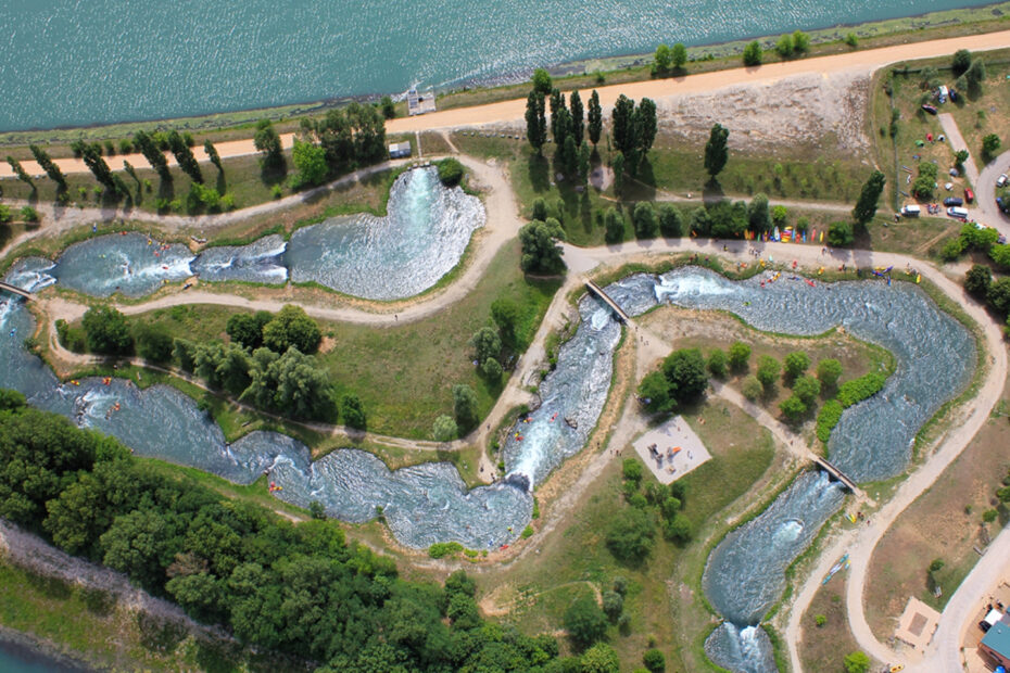 Vue aérienne de la rivière artificielle