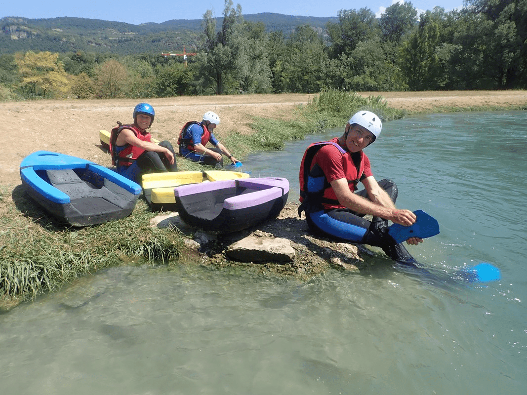 A group of people in kayaks

Description automatically generated with medium confidence