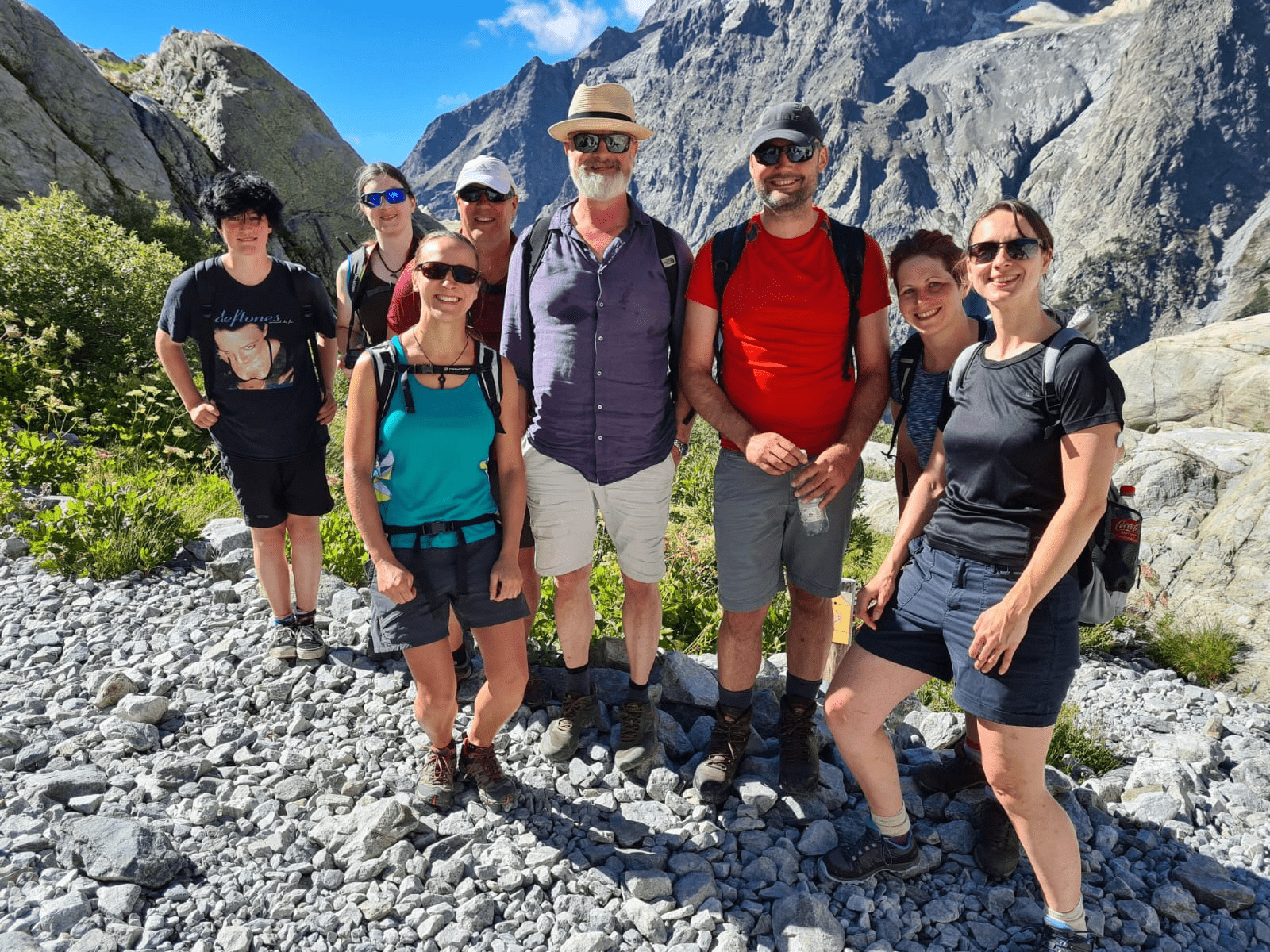 A group of people posing for a photo

Description automatically generated with medium confidence