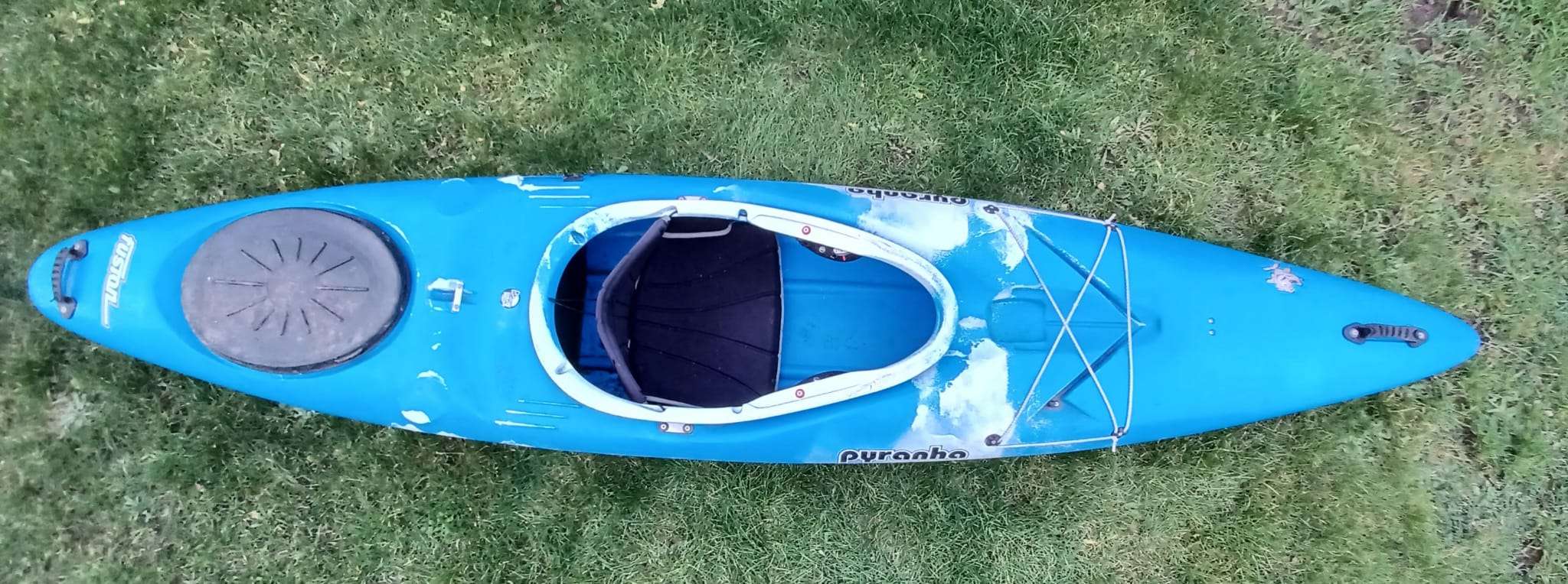 A blue kayak on grass

Description automatically generated