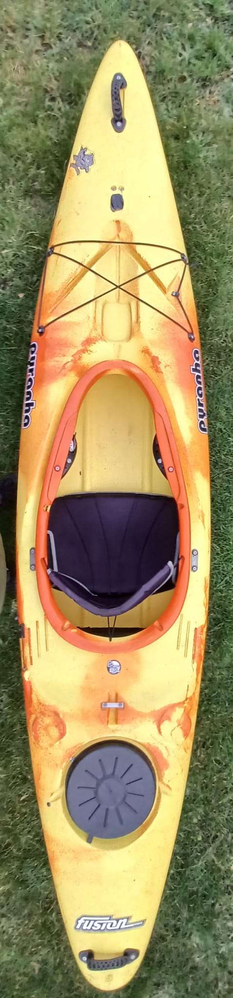 An inflatable kayak on grass

Description automatically generated